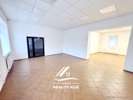 Pron�jem obchodn�ch prostor, Hlu��n (okres Opava)