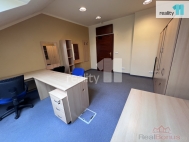 Pron�jem kancel���, Karlovy Vary, Dvory