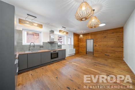 ob�vac� pokoj s kuchy�skou linkou