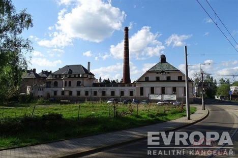 Historick� budova s cihlov�m kom�nem, ide�ln� pro rekonstrukci, nach�z� se na prostorn�m pozemku, vhodn� pro investi�n� z�m�ry.