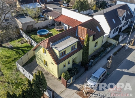 Rodinn� d�m s �ervenou st�echou, um�st�n� v klidn� reziden�n� �tvrti, nab�z� prostornou zahradu s baz�nem a terasu.