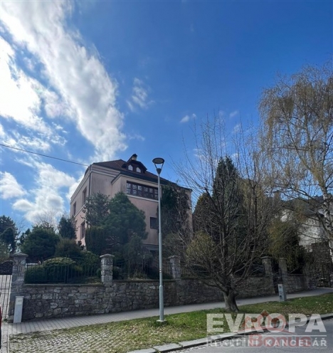 Vila s kamenn�m plotem, zasazen� v udr�ovan� zahrad�, nab�z� klidn� prost�ed�. Tradi�n� styl s modern�mi prvky, ide�ln� pro prostorn� bydlen�.