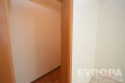 Vstupn� chodba s parketovou podlahou a modern�m designem, vhodn� pro vestav�n� sk��n�, efektivn� propojuje obytn� prostory.