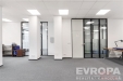 Pracovn� kancel�� s modern�mi sklen�n�mi p���kami, �ed�m kobercem a vestav�n�m �lo�n�m prostorem, ide�ln� pro kreativn� t�my.