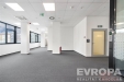 Sv�tla kancel�� s modern�mi velk�mi okny a kvalitn� kobercovou podlahou, ide�ln� pro otev�enou pracovn� plochu v sou�asn�m stylu.