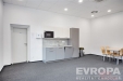 Kuchy�sk� kout s modern�mi spot�ebi�i, �ed�mi sk���kami a kobercem. Sv�tl� interi�r s minimalistick�m stylem a funkcionalitou.
