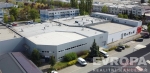 Pr�myslov� budova s modern� fas�dou v komer�n� z�n�, obklopen� zelen� a p��stupn�mi parkovac�mi m�sty, vhodn� pro skladov� �i v�robn� ��ely.