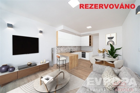 Sv�tl� ob�vac� pokoj s modern� kuchyn�, parketov� podlaha, velk� okna, sv�tl� a rekonstruovan� interi�r, vestav�n� n�bytek.
