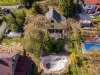 Zahrada s rodinn�m domem, baz�nem a vzrostl�mi stromy, nach�zej�c� se v klidn� oblasti. Budova je ��ste�n� zrekonstruovan�, s novou st�echou.