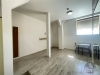 Sv�tl� j�delna s modern� lamin�tovou podlahou, st�l pro dva, velk� st�e�n� okno, minimalistick� design, dobr� p��rodn� osv�tlen�.