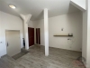 Vstupn� hala s d�ev�nou podlahou, vestav�n� sk��n� a modern� �pravy st�n, ide�ln� pro �lo�n� prostor a elegantn� vzhled.