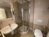 Kompaktn� koupelna s modern�m sprchov�m koutem, keramick�mi obklady a z�v�sn�m WC, nab�z� praktick� design v men��m prostoru.
