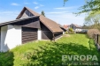 Zahrada u venkovsk�ho domu s udr�ovan�m tr�vn�kem, d�ev�n� stodola a tradi�n� st�echa, klidn� lokalita, ide�ln� pro relaxaci nebo p�stov�n�.