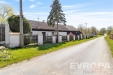Tradi�n� venkovsk� d�m s velkou zahradou, d�ev�n� plot, klidn� lokalita, ide�ln� pro rekonstrukci, ��ste�n� oplocen� pozemek.
