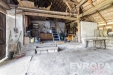 Prostorn� stodola s p�vodn�mi d�ev�n�mi tr�my a betonovou podlahou, velk� vnit�n� prostor vhodn� k renovaci a p�estavb�, rustik�ln� styl.