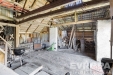 Prostorn� stodola s d�ev�nou konstrukc�, skladovac�m prostorem a rozlo�en�m d�evem, ide�ln� pro venkovsk� �ivot nebo rekonstrukci.