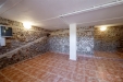 Suter�nn� prostor s dla�bou, cihlov�mi zdmi a b�l�m stropem. Skv�l� pro rekonstrukci, ide�ln� jako sklad nebo d�lna.