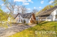 Exteri�r venkovsk�ho domu s tradi�n� st�echou, d�ev�n�mi prvky a dl�d�n�m dvorem, obklopen� zelen� a stromy, ide�ln� pro klidn� bydlen�.