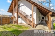 Dv�r s krytou terasou, dl�d�n� podlaha, d�ev�n� z�bradl�, p��stup ke schodi�ti.