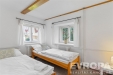 Dv� sv�tl� lo�nice s d�ev�n�mi tr�my, velk�mi okny a b�l�mi st�nami, koberec na podlaze nab�z� �tuln� a tradi�n� styl.