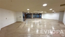 Prostorn� komer�n� plocha, d�ev�n� podlaha, velk� okna, modern� osv�tlen�, vhodn� pro obchodn� vyu�it�, bl�zko centra m�sta.