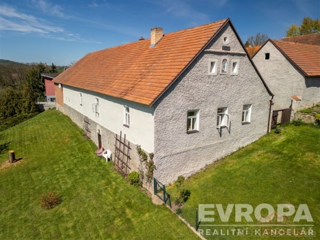 Tradi�n� venkovsk� d�m s �ervenou st�e�n� krytinou, za��zen� velkou zahradou a b�lou fas�dou, nab�z� klidn� bydlen� na venkov�.