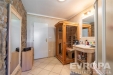 Koupelna s dla�bou, infrasaunou a sprchov�m koutem, zd�n� ze� p�id�v� rustik�ln� styl, modern� osv�tlen� zvy�uje komfort.