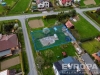 Stavebn� pozemek se zahradou, nach�zej�c� se v klidn� obci. Pozemek je rovinat� s mo�nost� v�stavby, obklopen� zelen� a rodinn�mi domy.