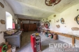 Prostorn� gar� s betonovou podlahou, kamenn� st�ny, d�ev�n� prvky a rustik�ln� v�zdoba nab�zej� autentick� venkovsk� styl.