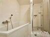 Koupelna s dla�bou, modern� sprchov� kout a vana, sv�tl� obklady, udr�ovan� prostor, p��jemn� proveden� pro relaxa�n� atmosf�ru.
