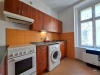 Kompaktn� kuchy� s d�ev�n�mi sk���kami, sv�tlou dla�bou a vestav�nou troubou. Velk� okna zaji��uj� dostatek p�irozen�ho sv�tla.