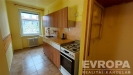 �zk� kuchyn� s dla�bou a plynov�m spor�kem, d�ev�n� sk���ky, velk� okno zaji��uj�c� dostatek sv�tla, vhodn� k rekonstrukci.
