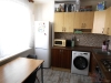 Kompaktn� kuchy� s modern� dla�bou, velk�m oknem a vestav�n�mi spot�ebi�i, ide�ln� pro efektivn� va�en� a p��jemn� stolov�n�.