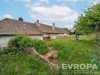 Rozlehl� zahrada s ovocn�mi stromy a star�� st�echou, vy�aduj�c� rekonstrukci, nab�z� potenci�l pro modernizaci a rozvojvenkovsk�ho bydlen�.