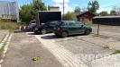 Venkovn� parkovac� plocha s vydl�d�n�m povrchem, vedle zelen� plocha a �iv� plot, vhodn� pro osobn� auta, klidn� lokalita.