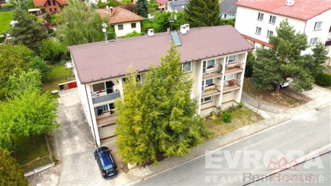 T��patrov� bytov� d�m s prostorn�mi balkony, rekonstruovan� fas�da, klidn� reziden�n� oblast, obklopen� zelen� a zahradami.