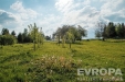 Pr�zdn� pozemek na prodej s travnat�m povrchem, obklopen� stromy a p��rodou, ide�ln� pro stavbu rodinn�ho domu nebo rekrea�n�ho objektu.