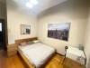 Sv�tl� lo�nice s d�ev�nou podlahou a modern�m n�bytkem, velk� obraz na st�n�, sv�tl� st�ny, p��jemn� atmosf�ra pro pohodln� bydlen�.