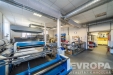 Pr�myslov� prostor s dla�bou, modern�mi stroji a velk�mi okny. Vhodn� pro v�robu a skladov�n� v pr�myslov�m sektoru.