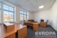 Kancel��sk� prostor s velk�mi okny, kvalitn�m koberce a modern�m vybaven�m, zaji��uj�c� sv�tl� pracovn� prost�ed� vhodn� pro podnik�n�.