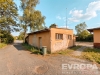 Mal� rekrea�n� d�m s p�vodn� fas�dou, obklopen� zelen�, vhodn� k rekonstrukci, nach�zej�c� se na klidn�m m�st� pobl�� lesa.