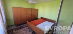 Lo�nice s d�ev�n�m n�bytkem, parketovou podlahou a vestav�n�mi sk��n�mi, sv�tl� st�ny a velk� okno zaji��uj� dostatek p�irozen�ho sv�tla.