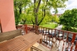 Balk�n s d�ev�n�m n�bytkem nab�z� v�hled na zelen� park. Ide�ln� pro relaxaci, dopln�n� �erven�m z�bradl�m a sv�tl�mi stromy kolem.