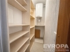 Praktick� komora s dla�bou, vestav�n�mi reg�ly a plynov�m kotlem, ide�ln� pro uskladn�n� a energetickou ��innost v modern�m bydlen�.