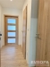 �zk� chodba s d�ev�nou podlahou a modern�mi vnit�n�mi dve�mi, sv�tl� st�ny a elegantn� design, ide�ln� pro rodinn� byt.