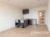 Modern� kuchy� s barov�m pultem, parketovou podlahou a vestav�n�mi spot�ebi�i, ide�ln� pro otev�en� ob�vac� prostor.