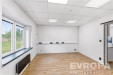Pr�zdn� kancel�� s parketovou podlahou a velk�mi okny, modern� osv�tlen�, sv�tl� interi�r.