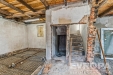 Zrekonstruovan� suter�n s betonovou podlahou, d�ev�n�m stropem a cihlov�mi zdmi. Ide�ln� prostor pro technickou m�stnost nebo d�lnu.