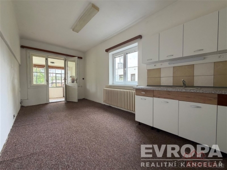 Kuchy�sk� kout s modern�mi sk���kami, dla�bou a velk�m oknem, nab�zej�c� dostatek p�irozen�ho sv�tla, ide�ln� pro rekonstrukci.