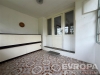 Uzav�en� veranda s dla�bou a velk�mi okny, d�ev�n� dve�e vedouc� do dal�� m�stnosti, sv�tl� prostor ide�ln� pro relaxaci.